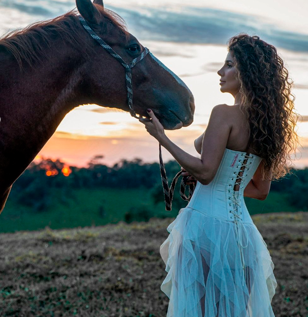 Paula Paula Fernandes, e os anos que a separou entre a voz e a beleza